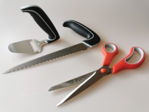 Ostehøvel, brødkniv og saks med ergonomiske grep