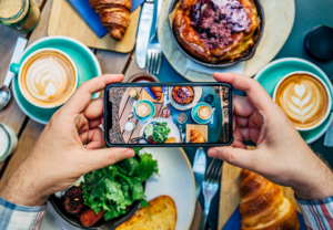 Bildetaking med mobilen av fargerik mat