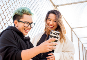 To unge kvinner tar selfie