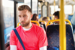 Ung mann ombord på bussen