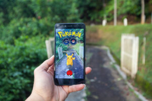 Pokemon Go-appen på smarttelefon ute om sommeren