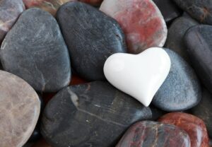 Hjerteformet sten blandt vanlige stener.