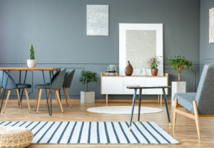 Moderne stue med spisegruppe og stripete teppe.