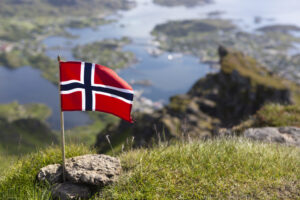 Norges flagg mot fjordlandskap