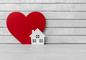 Modell av hus foran et hjertefigur.