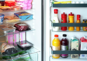 Åpnet kjøleskap med riktig plassering av matvarer